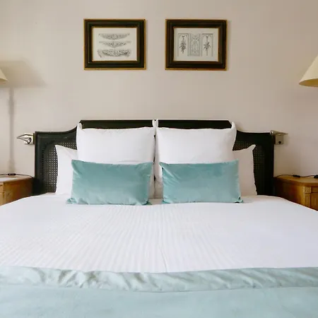 Cedre Beaune, A Beauvallon & Hotel