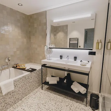 Cedre Beaune, A Beauvallon & Hotel